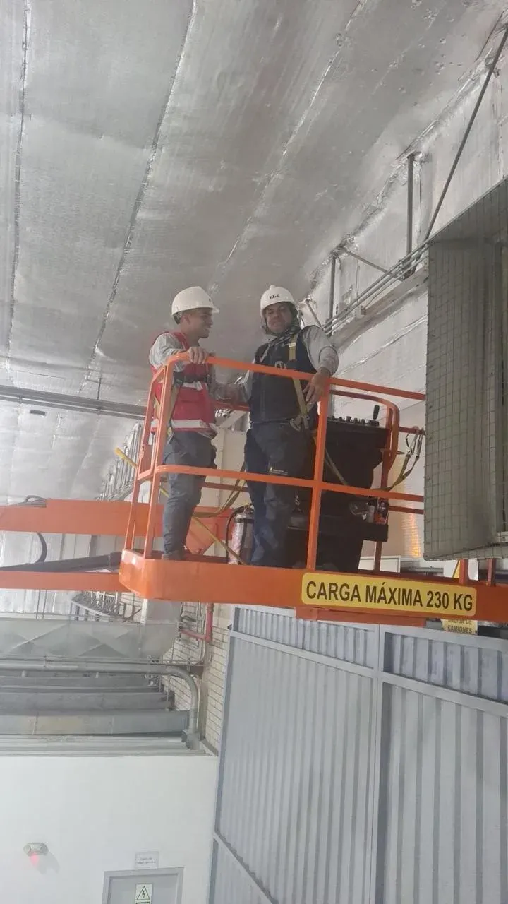 Trabajo en altura sobre plataforma elevadora